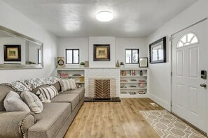 Smart TV, books - Downtown Provo Retreat (Provo)
