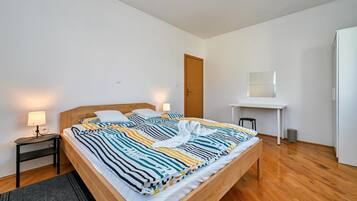 3 bedrooms, travel crib, free WiFi, bed sheets