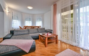 Smart-TV, Kamin, Stereoanlage