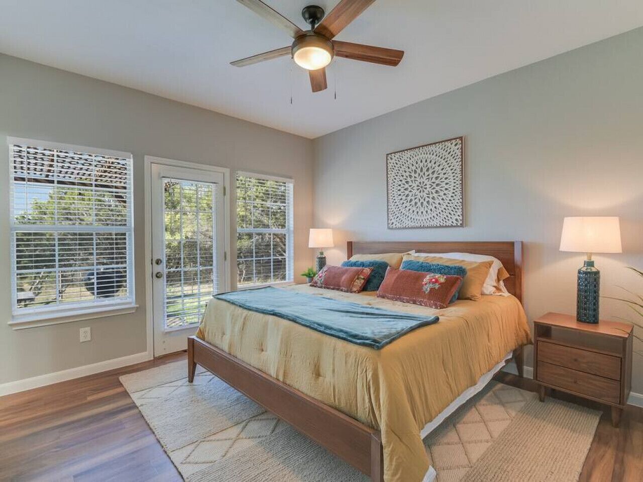 4 slaapkamers, een bureau, een strijkplank/strijkijzer, reisbedje