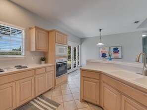 Køleskab, mikrobølgeovn, ovn, kogeplade