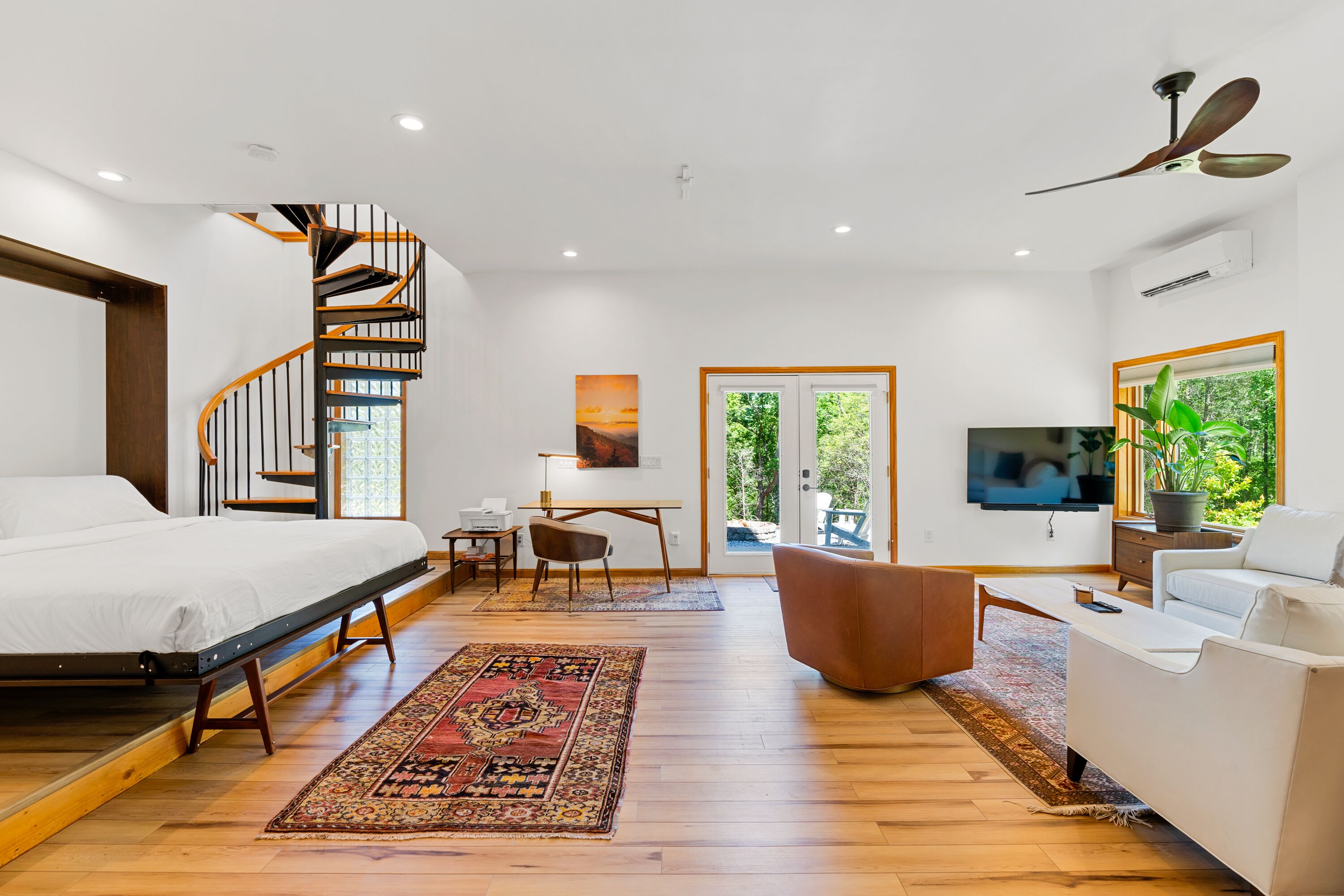 5 chambres, bureau, fer et planche à repasser, lit parapluie