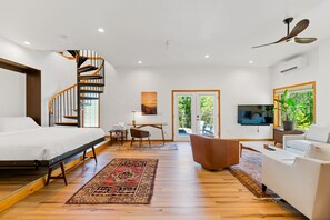 5 bedrooms, desk, iron/ironing board, travel cot