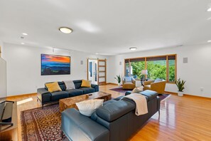 Smart TV, fireplace, printers - Luxury Home with MountainViews•PoolTable•Chefs Kitchen•FirePit (Lake Lure)