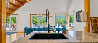 Luxury Home with MountainViews•PoolTable•Chefs Kitchen•FirePit