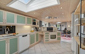 Fridge, stovetop, dishwasher, coffee/tea maker - Amazing home in Thisted with sauna (Thisted)