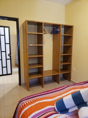 Suite #1, 1 Bedroom, 1 Bathroom | Zimmersafe, laptopgeeigneter Arbeitsplatz, kostenloses WLAN