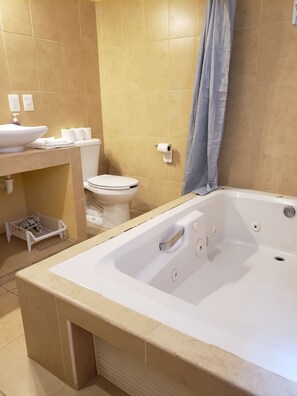 Suite #1, 1 Bedroom, 1 Bathroom | Badezimmer | Dusche, Handtücher
