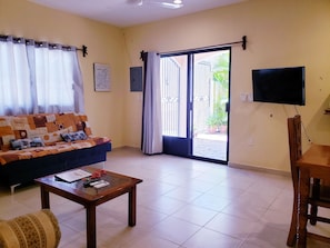 Suite #1, 1 Bedroom, 1 Bathroom | Área de sala de estar | Televisión de pantalla plana de 40 pulgadas con canales digitales 