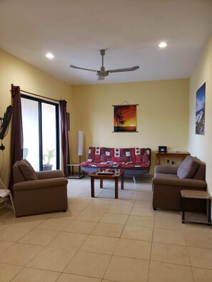 40-inch flat-screen TV with digital channels, TV, streaming services - Coral Island Suites (Cozumel)