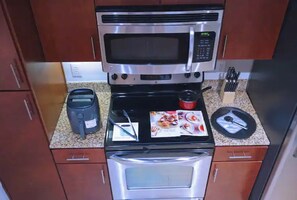 Private kitchen - Contemporary home away from home in very beautiful location. (Hanover)