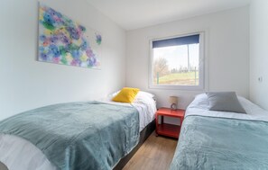 2 bedrooms, travel crib, free WiFi, bed sheets