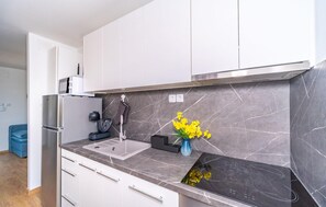 Réfrigérateur, un four, lave-vaisselle, cafetière-théière