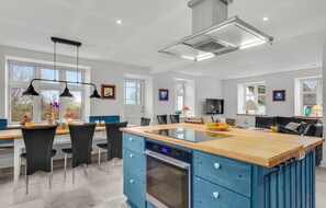 Een koelkast, een kookplaat, een vaatwasser