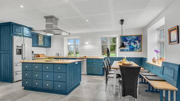 Køleskab, kogeplade, opvaskemaskine, kaffe-/temaskine