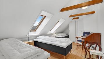 6 bedrooms, travel crib, free WiFi