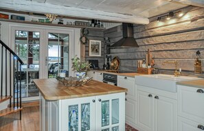 Kühlschrank, Mikrowelle, Wasserkocher mit Kaffee-/Teezubehör