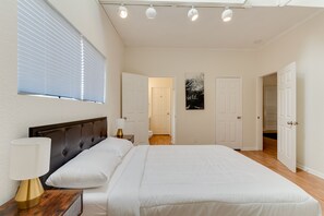 5 عدّة غرف نوم ومكتب ومكواة/لوح كي وسرير سفر