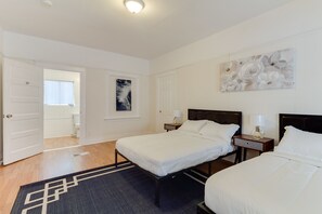 5 habitaciones, escritorio y tabla de planchar con plancha 