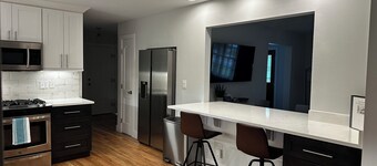 Newly Remodeled, Sleeps 12, Quiet neighborhood near it ALL, Pet Friendly