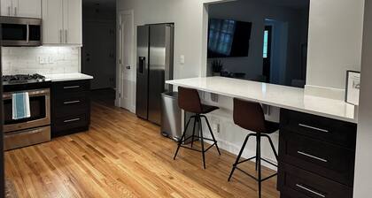 Newly Remodeled, Sleeps 12, Quiet neighborhood near it ALL, Pet Friendly