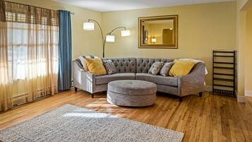 TV connectée, cheminée, table de tennis de table