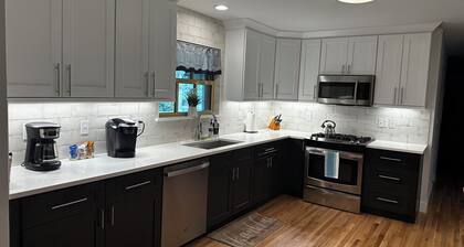 Newly Remodeled, Sleeps 12, Quiet neighborhood near it ALL, Pet Friendly