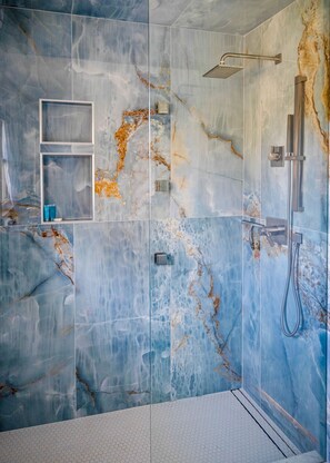 Shower, hair dryer, towels, toilet paper - Newly Remodeled, Sleeps 12, Quiet neighborhood near it ALL, Pet Friendly (Centennial)