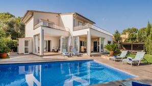 A modern two-story house with a swimming pool, outdoor seating, and a well-maintained garden. - Villa Bachata with private pool Bonaire (Alcúdia)
