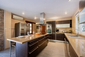 ثلاجة، ميكروويف، فرن، غسالة أطباق