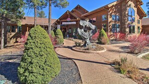 Un bâtiment sur lequel on peut lire l’inscription « Buffalo Bill Tavern & Grill » et qui est orné d’une sculpture représentant un aigle.