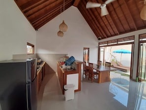 Refrigerador con freezer, microondas, placa de cocina, tostadora