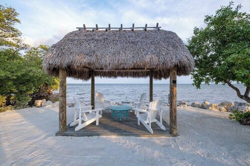 Peekaboo View of Atlantic Ocean - Free Kayaks Pickleball