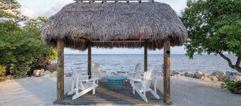 Peekaboo View of Atlantic Ocean - Free Kayaks Pickleball