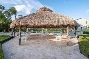 Outdoor dining - Peekaboo View of Atlantic Ocean - Free Kayaks Pickleball (Key Largo)