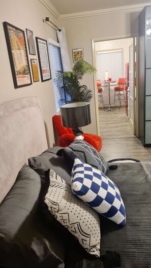 TV - Comfy+Aesthetic Retro Red Haven Hollywood Studio (Los Angeles)