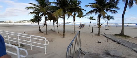 Beach nearby, white sand, 20 beach bars