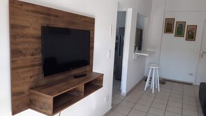 基础公寓 | 起居区 | 32-英寸电视（配备数码频道）