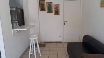 Departamento básico | Área de sala de estar | Televisión de 32 pulgadas con canales digitales
