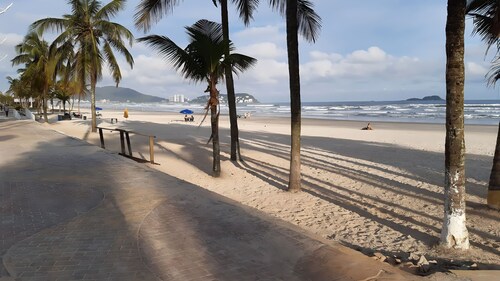 500m da Praia, BIWA Edifício com Piscina, 1garagem, WI-FI, Portaria 24hs, churrasqueira, playground, jardim, Centro do Guarujá, SP