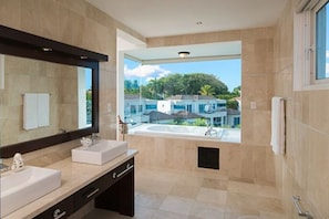 Douche, séchoir à cheveux, serviettes fournies, savon