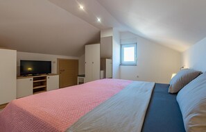 1 bedroom, iron/ironing board, free WiFi, bed sheets