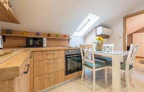 Fridge, microwave, oven, stovetop - Stunning apartment in Zadar with WiFi (Zadar)