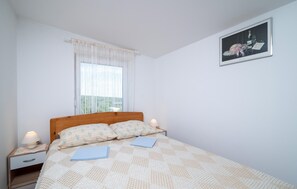 2 bedrooms, travel cot, free WiFi, bed sheets