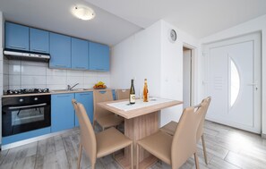 Kylskåp, spishäll, kaffe- och tebryggare och grytor/köksredskap