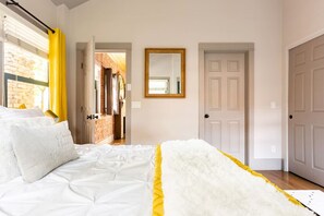 2 Schlafzimmer, Schreibtisch, Bügeleisen/Bügelbrett, Reisekinderbett