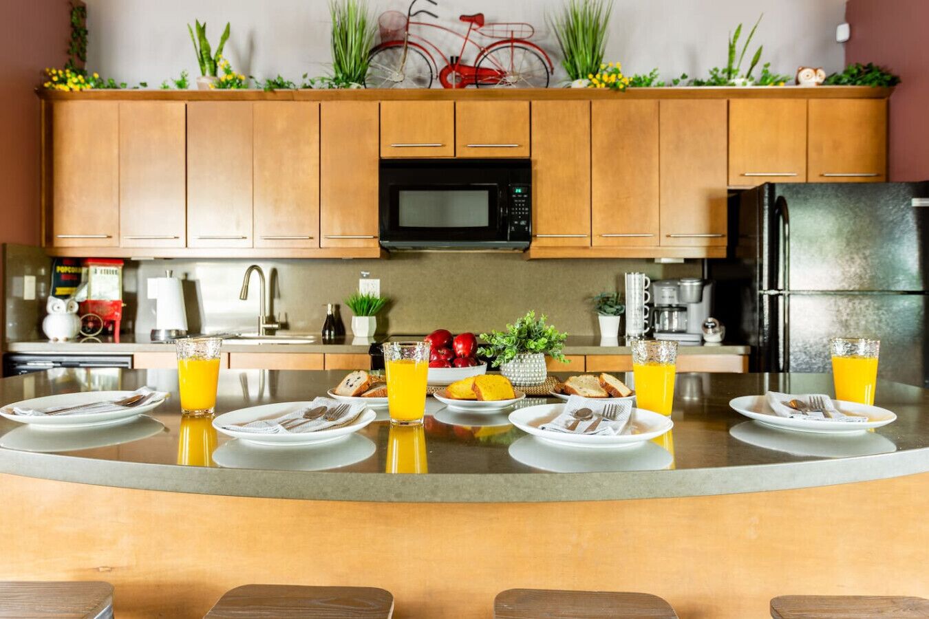 Jääkaappi, mikroaaltouuni, uuni, liesi