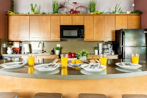 Køleskab, mikrobølgeovn, ovn, kogeplade