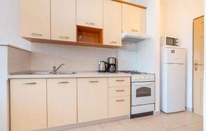 Een koelkast, een microgolfoven, een oven, een kookplaat