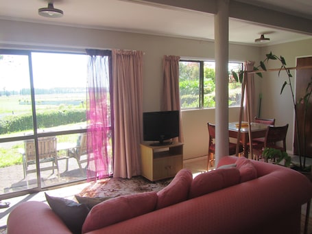 TV. Peaceful Miranda area and less than an hour to Auckland
Sleeps three